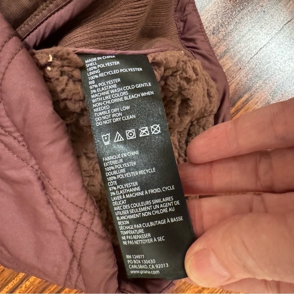 prAna Esla vest with a sherpa fleece lining and quilted front panels maroon XS - Picture 5 of 6